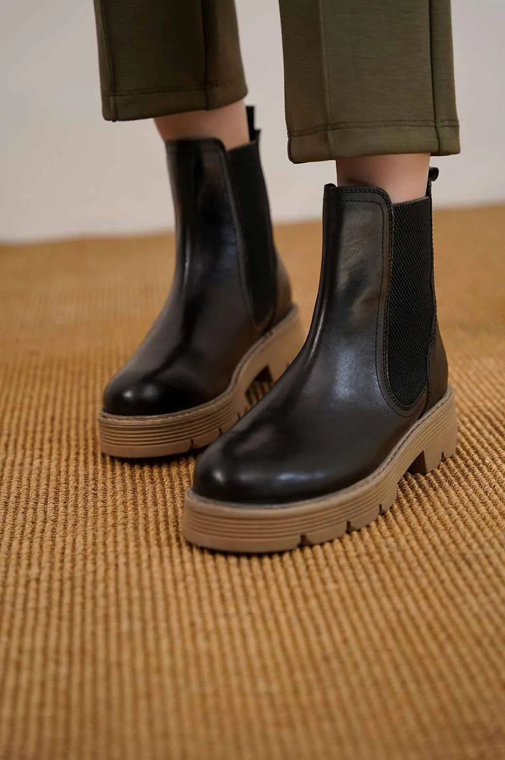 LEATHER CHELSEA BOOTS