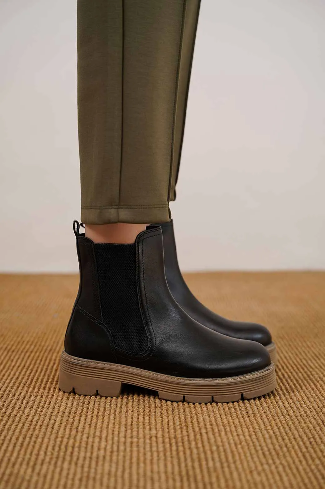 LEATHER CHELSEA BOOTS